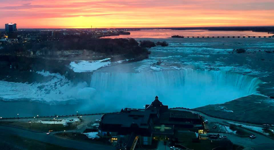 Embassy Suites Hotel Room Sunrise - Embassy Suites by Hilton Niagara Falls - Fallsview Hotel, Canada